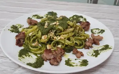 Pasta fresca con crema di friarielli e pezzetti di salsiccia croccante. Un piatto gustoso e colorato.