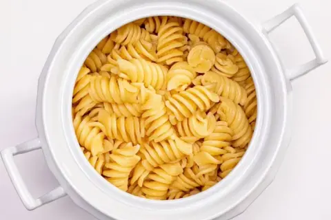 Fusilli conditi con olio e parmigiano, un classico piatto di pasta in bianco, perfetto per un pranzo veloce a Milano.