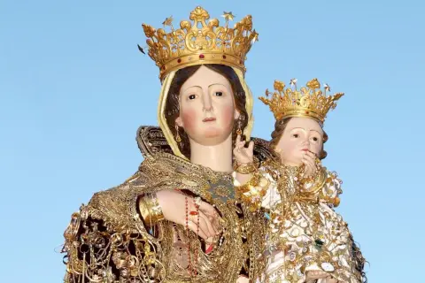 Statua della Madonna della Libera con Gesù Bambino, entrambe coronate e riccamente vestite d'oro, su sfondo azzurro.