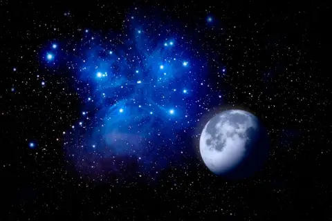 La luna splende tra le stelle e una nebulosa blu, un'immagine cosmica di sole, luna e stelle.