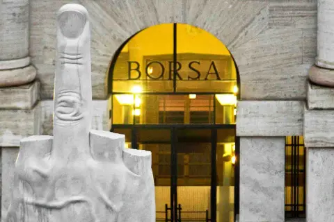 Il dito medio di Maurizio Cattelan davanti a Palazzo Mezzanotte, sede della Borsa di Milano, simboleggia la sua critica al mondo finanziario.
