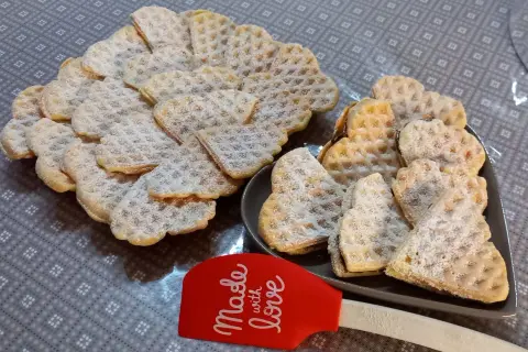 Cuore di cialde morbide spolverate di zucchero a velo, pronte per essere gustate.