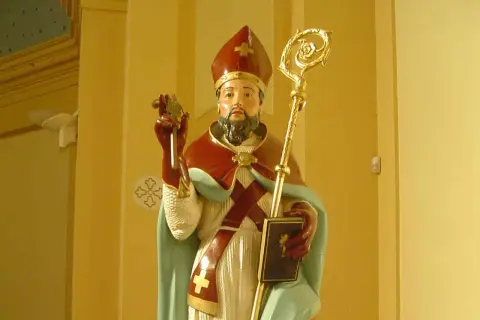 Statua di San Biagio, santo protettore della gola, con mitra, pastorale e libro.