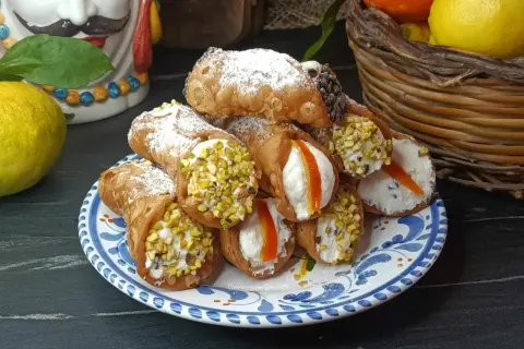 Cannoli siciliani, una ricetta golosa con crema e pistacchi. Un'esplosione di sapori autentici.