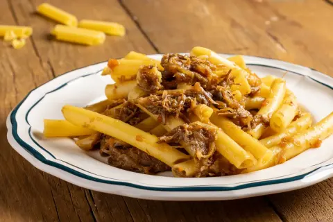 Mezzanelli alla genovese, un piatto ricco e saporito, con pasta e un ragù di carne cotto lentamente.