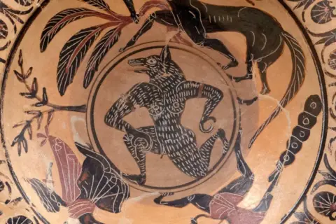Antica ceramica greca con figura centrale di lupo mannaro, che illustra il **mannaro significato** nelle leggende.