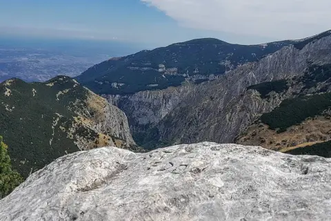 Vetta rocciosa con incisioni, domina un panorama montano selvaggio. Forse la tavola dei briganti, dove pianificavano le loro mosse.