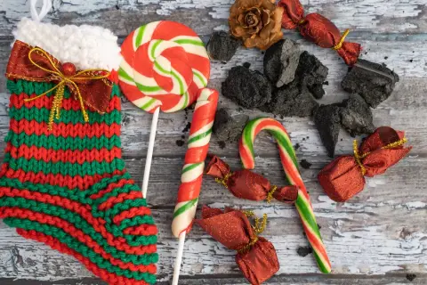 La calza della Befana, dolciumi e carbone: un'immagine che ricorda il 6 gennaio, che giorno è.