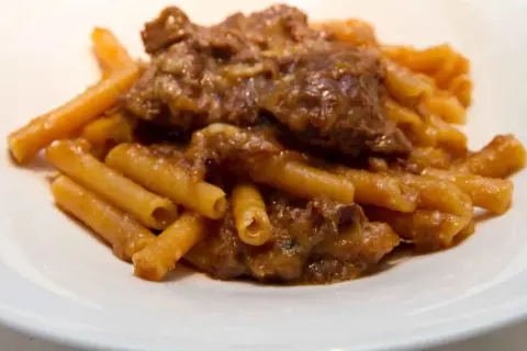 Piatto di pasta con ragù di carne, un sapore che ricorda la ricetta genovese alla napoletana.