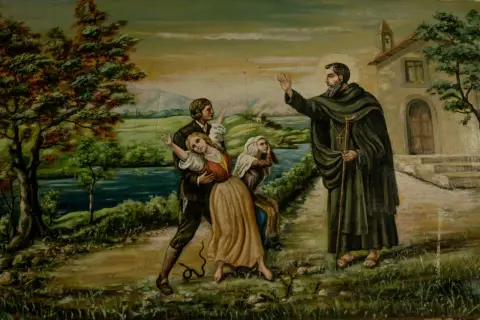 Un santo benedice una famiglia spaventata da un serpente, un'icona della festa dei serpari.