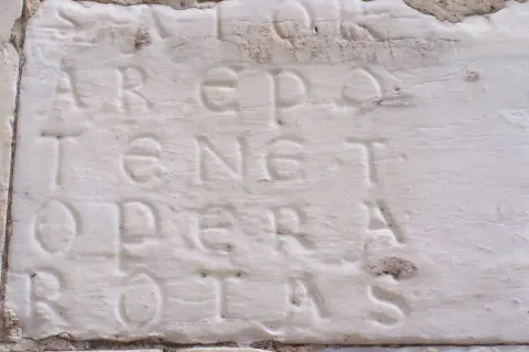 Il quadrato magico Sator, con il suo misterioso significato, inciso su pietra.
