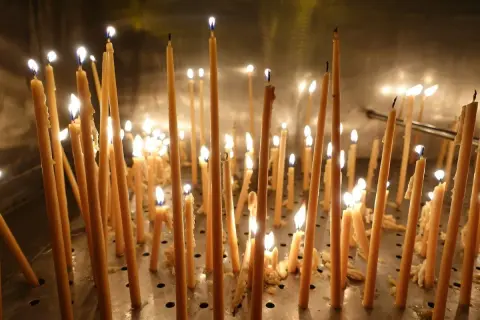 Fiammelle danzanti per il giorno della Candelora, un mare di candele accese in un luogo sacro.