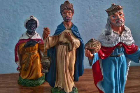 Melchiorre, uno dei Re Magi, porta un incensiere. Gli altri due portano oro e mirra.