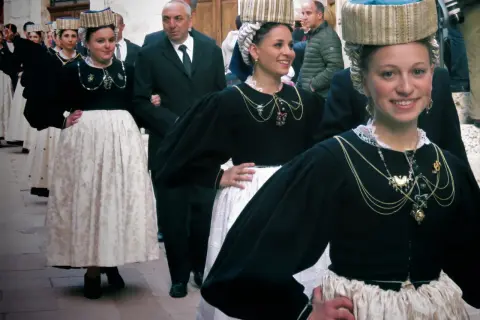 Giovani donne in sfilata con un vestito tipico abruzzese donna, con ricchi copricapi e gioielli.