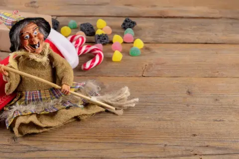 La Befana è pronta per volare, con caramelle e carbone, per il giorno dell'Epifania.