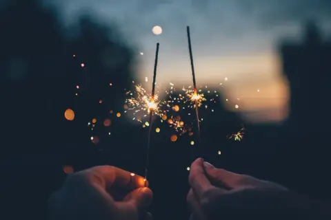 Mani che accendono scintille, un augurio di buon auspicio per le scaramanzie di Capodanno.