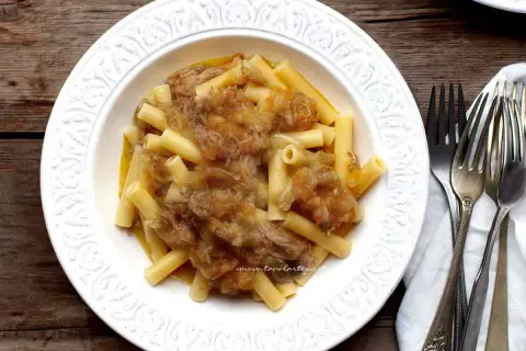 Piatto di pasta con coda di vitello alla genovese, un classico saporito.