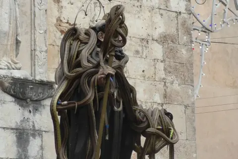 Statua ricoperta di serpenti, evocando la dea Angizia.