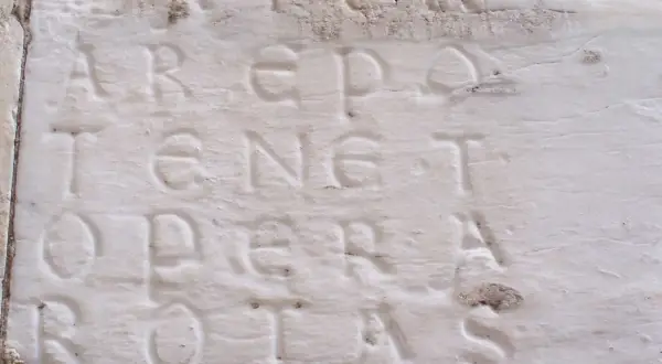 Sator, Tenet, Opera, Rotas. Il significato di questo antico palindromo latino, inciso su pietra, è un mistero affascinante.