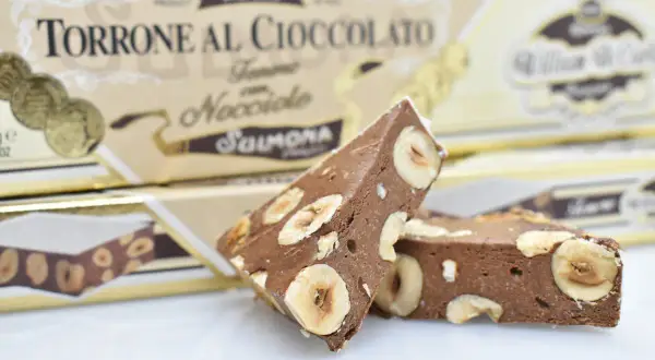 Torrone al cioccolato con nocciole, uno dei dolci tipici di Sulmona, in confezione dorata.