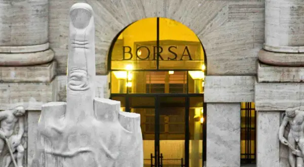 Il dito medio di Maurizio Cattelan davanti a Palazzo Mezzanotte, sede della Borsa di Milano, simboleggia la sua critica al mondo finanziario.