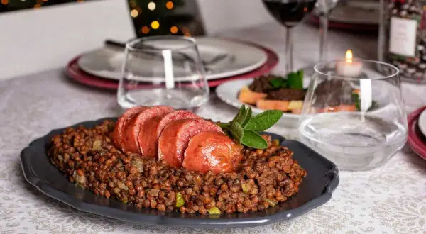 Lenticchie e salsiccia, un classico delle tradizioni di Capodanno per augurare prosperità.