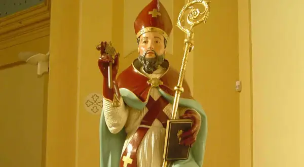 Statua di San Biagio, santo protettore della gola, con mitra, pastorale e libro.