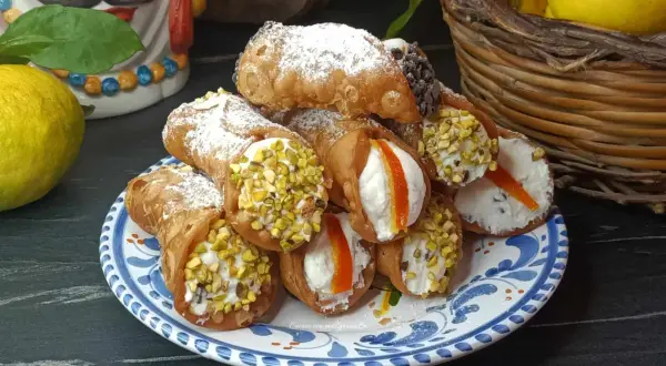 Cannoli siciliani, una ricetta golosa con crema e pistacchi. Un'esplosione di sapori autentici.