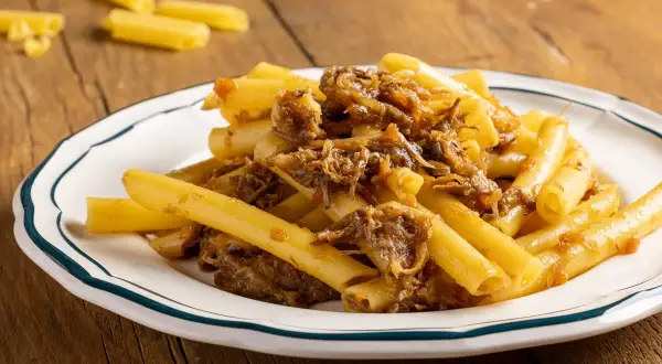 Mezzanelli alla genovese, un piatto ricco e saporito, con pasta e un ragù di carne cotto lentamente.