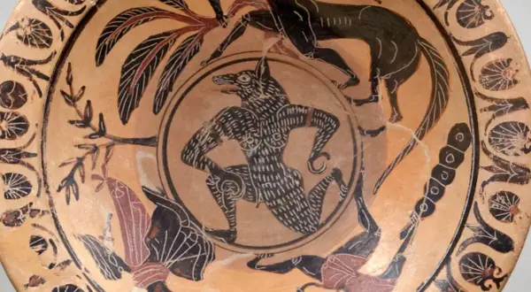 Antica ceramica greca con figura centrale di lupo mannaro, che illustra il **mannaro significato** nelle leggende.