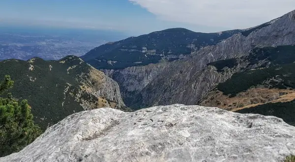 Vetta rocciosa con incisioni, domina un panorama montano selvaggio. Forse la tavola dei briganti, dove pianificavano le loro mosse.