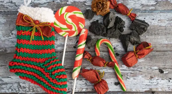 La calza della Befana, dolciumi e carbone: un'immagine che ricorda il 6 gennaio, che giorno è.
