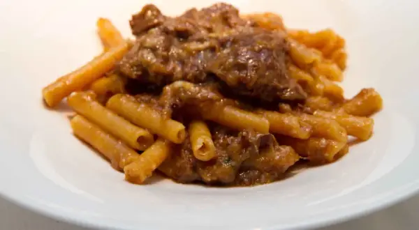 Piatto di pasta con ragù di carne, un sapore che ricorda la ricetta genovese alla napoletana.