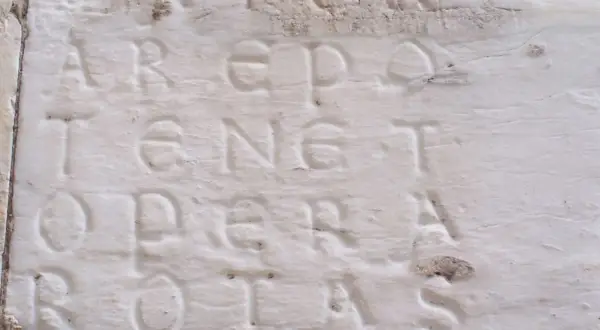 Il quadrato magico Sator, con il suo misterioso significato, inciso su pietra.