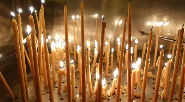 Fiammelle danzanti per il giorno della Candelora, un mare di candele accese in un luogo sacro.