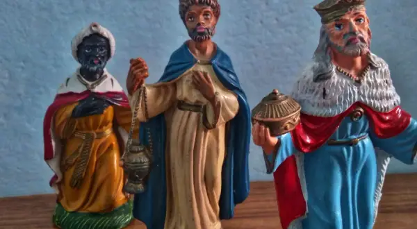 Melchiorre, uno dei Re Magi, porta un incensiere. Gli altri due portano oro e mirra.