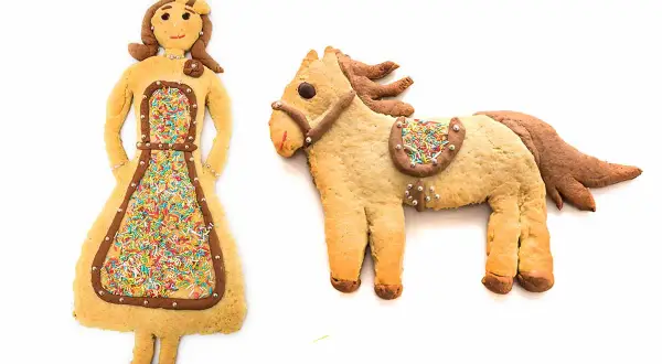 Sagoma pupa di Pasqua con cavallino, entrambi decorati con zuccherini colorati.