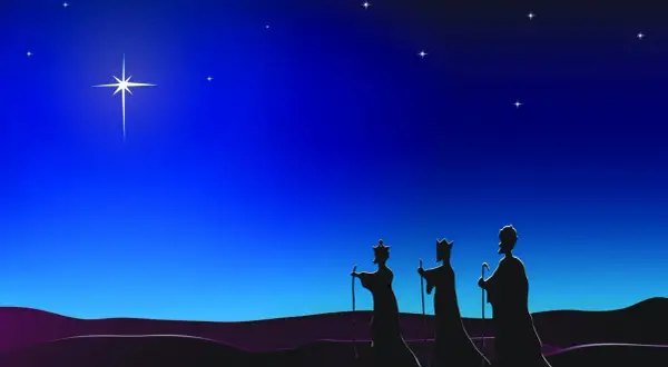 Tre sagome di re con bastoni camminano nel deserto sotto un cielo stellato, guidati dalla stella cometa, quando arrivano i re magi da Gesù bambino.