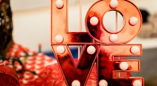 Lettere luminose "LOVE" color rame, perfette per un San Valentino ispirato ai Lupercalia.