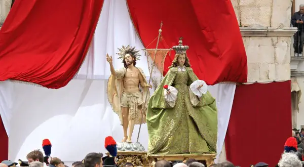 Statue di Cristo e della Madonna in processione. La Madonna che scappa, un'icona di speranza e rinascita, è al centro di questa celebrazione religiosa.