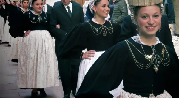 Giovani donne in sfilata con un vestito tipico abruzzese donna, con ricchi copricapi e gioielli.