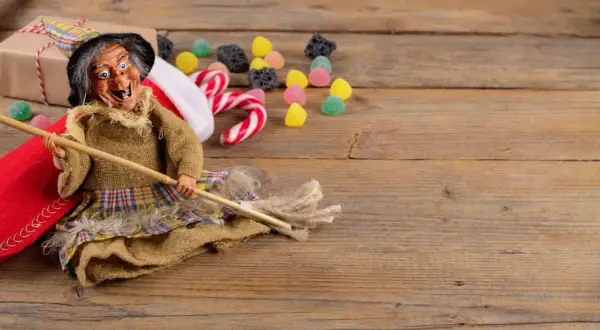 La Befana è pronta per volare, con caramelle e carbone, per il giorno dell'Epifania.