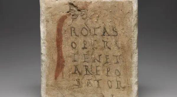Tavoletta con il quadrato magico del Sator, un antico enigma testuale la cui traduzione è ancora dibattuta.
