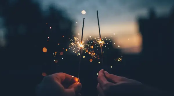 Mani che accendono scintille, un augurio di buon auspicio per le scaramanzie di Capodanno.