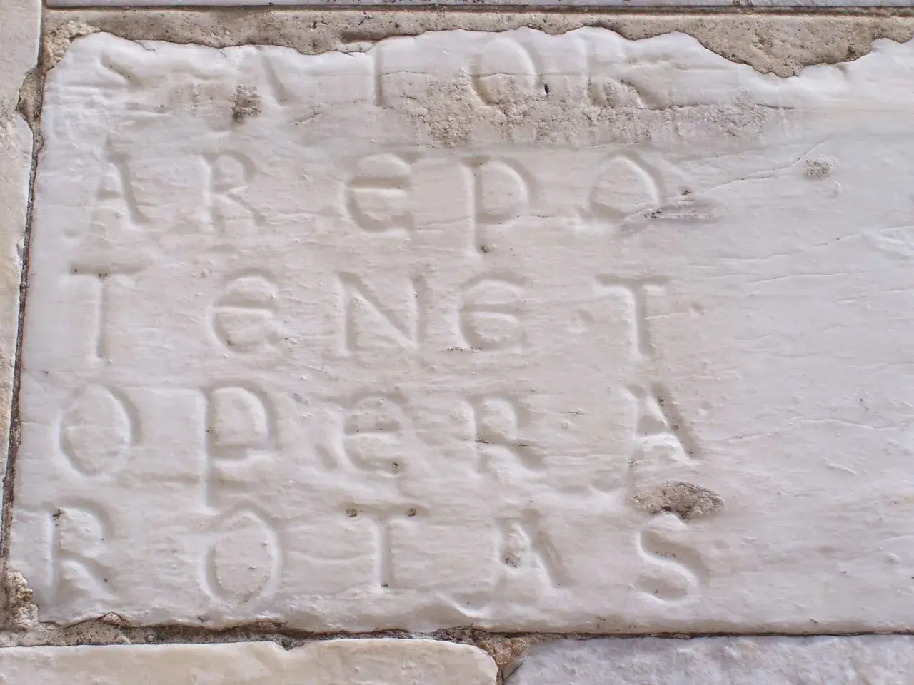 Sator, Tenet, Opera, Rotas. Il significato di questo antico palindromo latino, inciso su pietra, è un mistero affascinante.