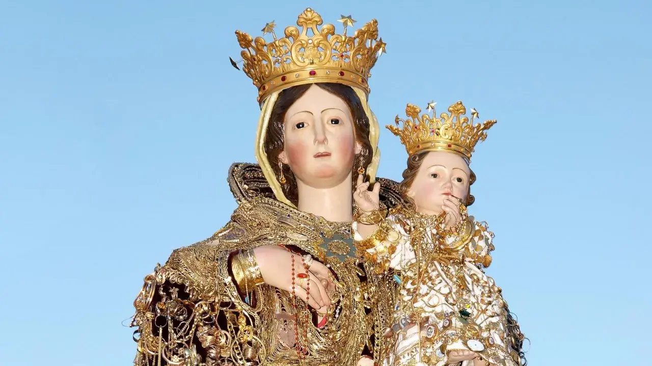 Statua della Madonna della Libera con Gesù Bambino, entrambe coronate e riccamente vestite d'oro, su sfondo azzurro.