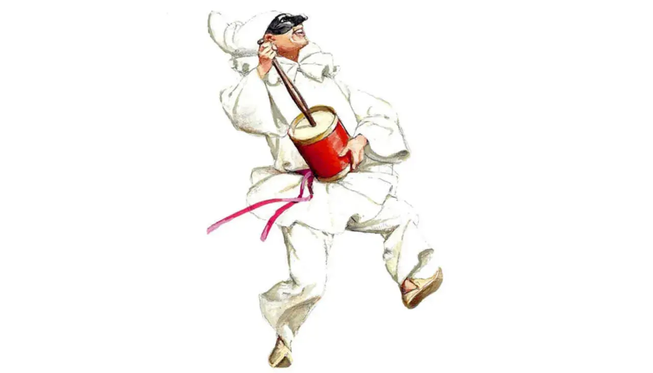 Pulcinella in bianco, con maschera nera, suona un tamburo rosso. Un'icona del carnevale che porta gioia e ritmo.