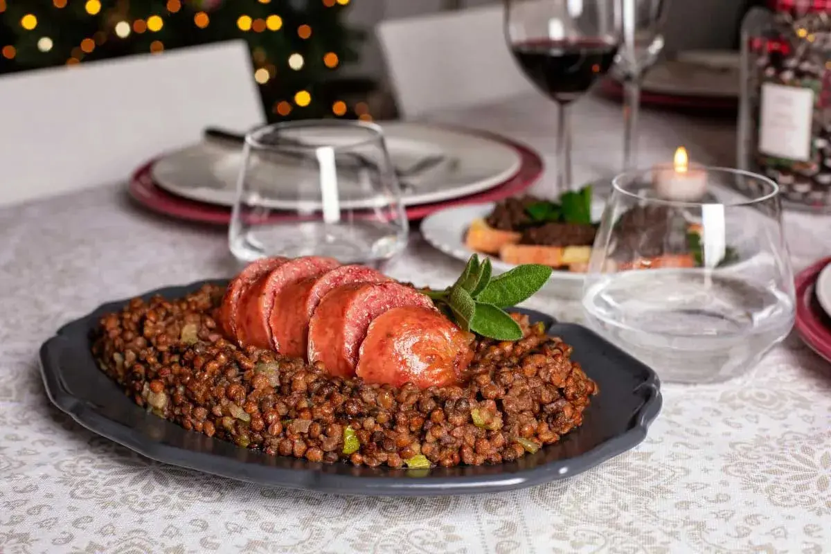 Lenticchie e salsiccia, un classico delle tradizioni di Capodanno per augurare prosperità.