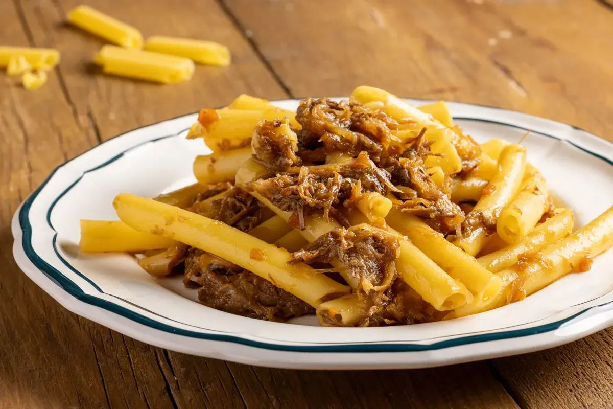 Mezzanelli alla genovese, un piatto ricco e saporito, con pasta e un ragù di carne cotto lentamente.