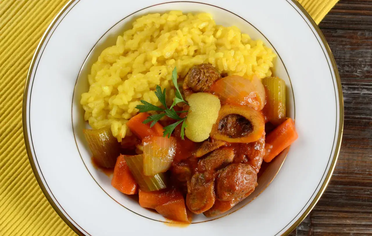 Ossobuco con risotto giallo, un vero sborone in milanese, con carote, sedano e limone.